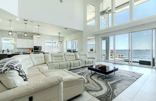 Caloosahatchee House | Breathtaking 6BD Riverfront Mansion w Pool