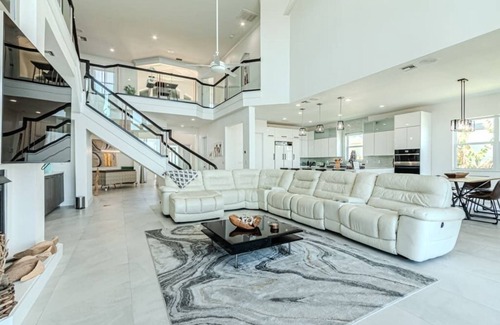 Caloosahatchee House | Breathtaking 6BD Riverfront Mansion w Pool