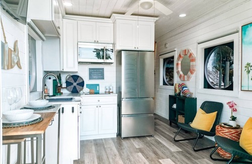 Bay Esplanade Boat Rental | Breathtaking Beachy Houseboat on Clearwater Island