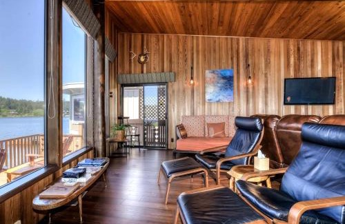 Otis House | Breathtaking Beach House with Fireplace and Gorgeous Sights in Otis, Oregon