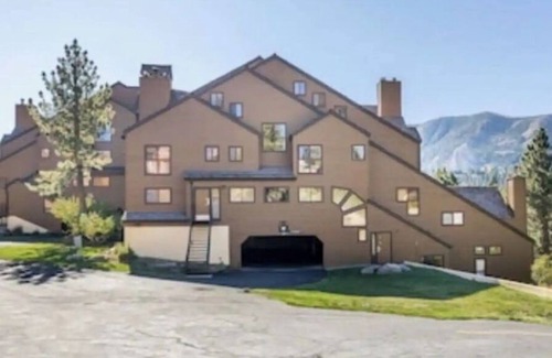 Mammoth Lakes Condo | Breathtaking Hot Tub Views and Walk to Eagle Lift!