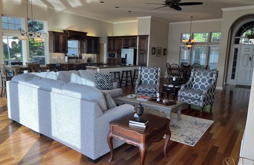 Bella Vista House | Breathtaking Lake Front Home