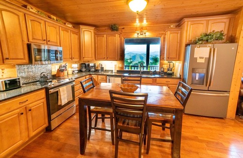 Gatlinburg - Pigeon Forge Cabin | Breathtaking Mountain Views, Relaxation & Luxury Owner Managed Cabin ~Specials~