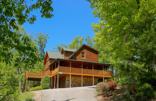 Gatlinburg - Pigeon Forge Cabin | Breathtaking Mountain Views, Relaxation & Luxury Owner Managed Cabin ~Specials~