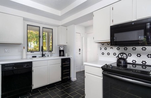 Fairview House | Breathtaking Mountain Views - 20 Min to Asheville