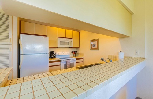 Wailea Condo | Breathtaking ocean and fairway vistas from this top-floor condo!