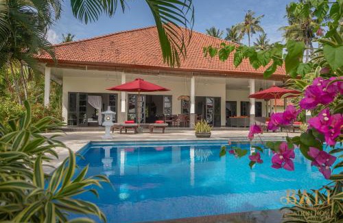 Kalisada Villa | Breathtaking oceanfront 3BR Villa with infinity pool!