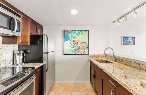Ala Moana Apartment | Breathtaking Studio | Ocean Views + Free Parking