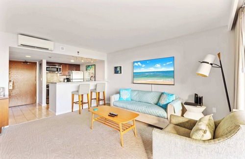 Ala Moana Apartment | Breathtaking Studio | Ocean Views + Free Parking