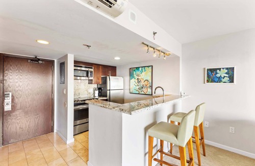 Ala Moana Apartment | Breathtaking Studio | Ocean Views + Free Parking
