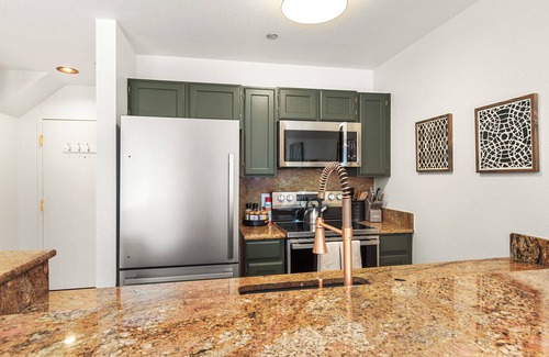 Historic District Condo | BreckHaven🌄Resort Amenities🏊‍♀️Ski-Out🎿100% Walkscore 🤑$0 Cleaning fee