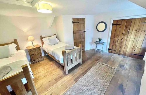 Crickhowell Cottage | *Brecon Beacons,Log Burner, hot tub Dogs Welcome*