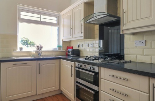Bognor Regis House | BREEZE, pet friendly, country holiday cottage in Bognor Regis