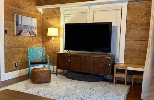 Bacliff House | Breezy Bayshore Bunkhouse