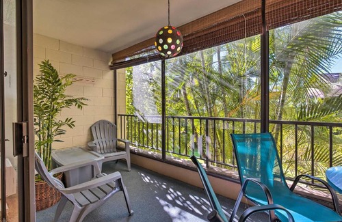 Historic Kailua Village Apartment | Breezy Condo with Screened Lanai in Kailua-Kona!