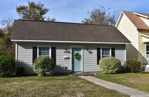 Brenham House | Brenham Bungalow just blocks from Historic Downtown