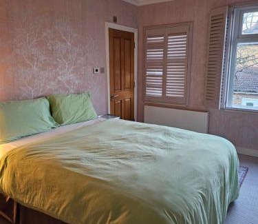 London Borough of Hounslow Bed & Breakfast | Brentford house