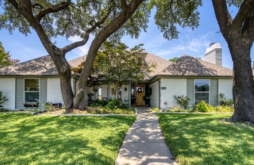 Lake Highlands House | Briarhurst Cottage - Central Dallas Home with Pool