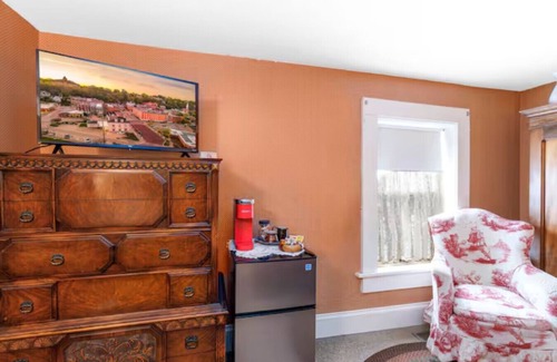 Galena Condo | Briarstone Inn | Historic 7-Room Inn w/Private Baths | Walk to Downtown Galena