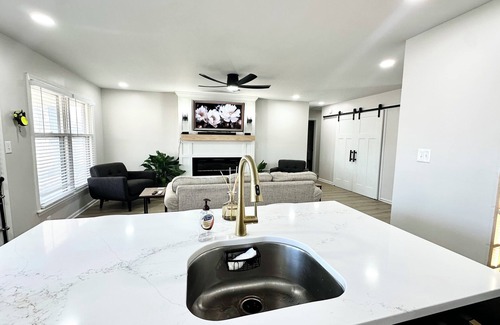 Lee's Summit House | Brick Haven Near Downtown Lee’s Summit: Luxe Espresso & Relaxation