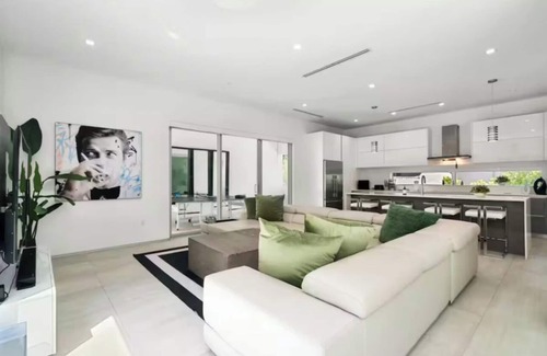 The Roads House | Brickell Luxury Miami Home, Rooftop Pool, Grill, City Views & Mins to Beaches