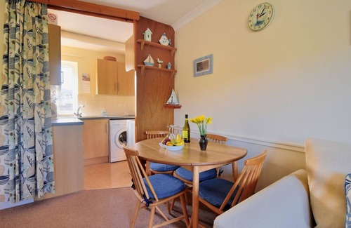 Bridport Cottage | BRIDGE HOUSE APARTMENT, pet friendly, with a garden in Charmouth