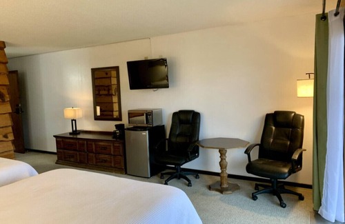 Tomahawk Cabin | Bridge Inn 2nd Floor 2 Queenbed Balcony River View