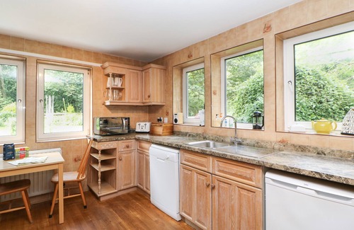 Richmond Cottage | BRIDGEDOWN HOUSE, pet friendly, with a garden in Richmond