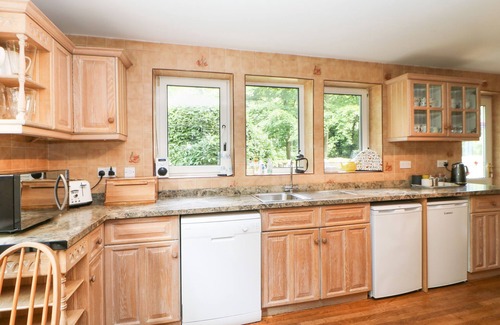 Richmond Cottage | BRIDGEDOWN HOUSE, pet friendly, with a garden in Richmond