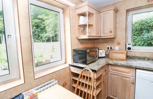 Richmond Cottage | BRIDGEDOWN HOUSE, pet friendly, with a garden in Richmond