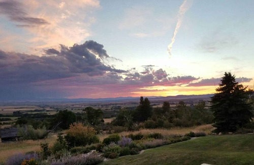 Belgrade Cabin | Bridger Mountain Lodge - w/hot tub - SLEEPS 12!