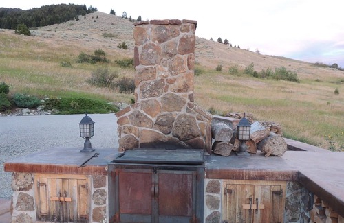 Belgrade Cabin | Bridger Mountain Lodge - w/hot tub - SLEEPS 12!