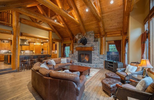 Winter Park House | Bridger's Cache Ski Lodge | Spacious Ski Chalet | Sleeps 18 | Private Hot Tub