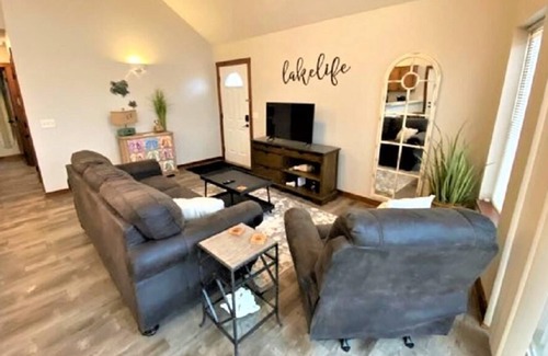 Arnolds Park Villa | Bridges Bay Vacation Cabin 22