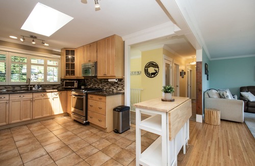 North Vancouver House | Bright 2 Bed 2 Bath Family Home