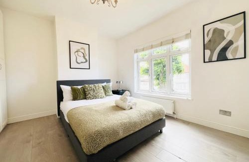 Enfield Lock Apartment | Bright 2-bed Flat - 1 Min To Enfield Lock Station!
