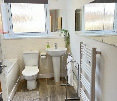 Muirhouse Apartment | Bright 2 Bedroom Apartment - Edinburgh