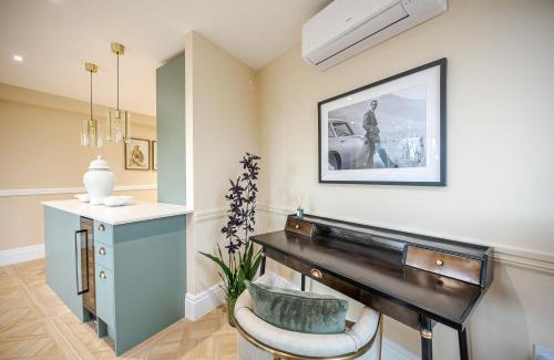 Turnham Green Apartment | Bright 2Bd 2Bth Apartment with Private Balcony and AC