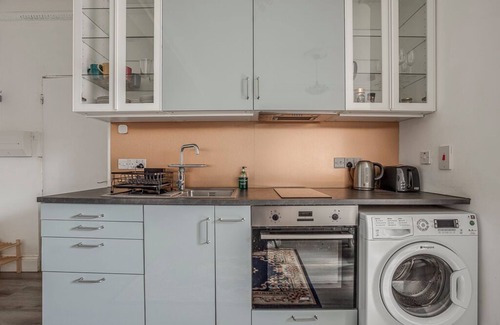 West Hill Apartment | Bright 2BR + Patio 25mins from Central Museums
