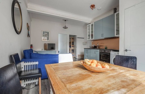 West Hill Apartment | Bright 2BR + Patio 25mins from Central Museums