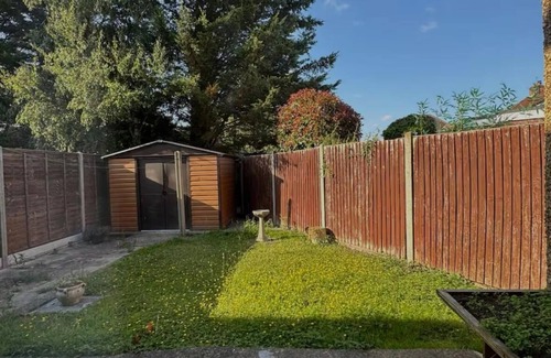 Uxbridge House | Bright 3 Bed Home in Green + Tranquil Gerrards Cross!