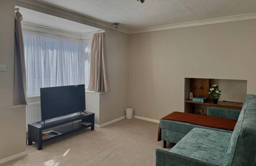 Uxbridge House | Bright 3 Bed Home in Green + Tranquil Gerrards Cross!