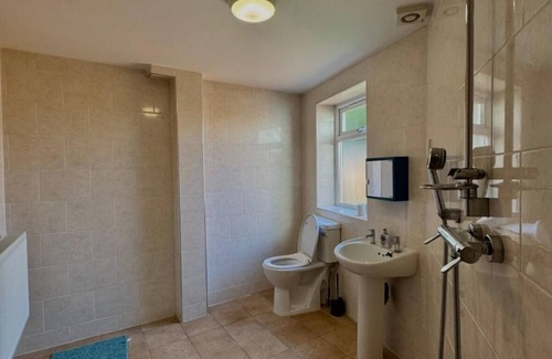Uxbridge House | Bright 3 Bed Home in Green + Tranquil Gerrards Cross!