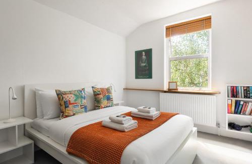 Brockley Apartment | Bright 3BR House with Garden
