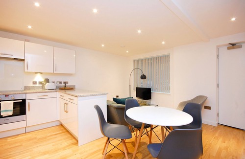 Shoreditch Apartment | Bright 4 bedroom duplex sleeps 8, w/patio off Columbia Road in Shoreditch!
