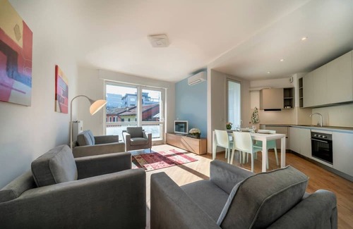 Udine Apartment | Bright 80 sqm apartment in Piazza Chiavris, located on the second floor of a building with an elevator (accessible via steps). Ideal for 3 guests, it offers a cozy living room, a fully equipped kitchen, two bedrooms, a bathroom, a balcony and a terrace.