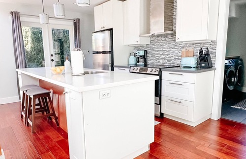 Grand Boulevard House | Bright & Airy 2 Bed Guest House