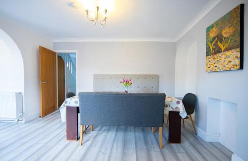 Ely House | Bright & Airy 4x Bed House with Parking