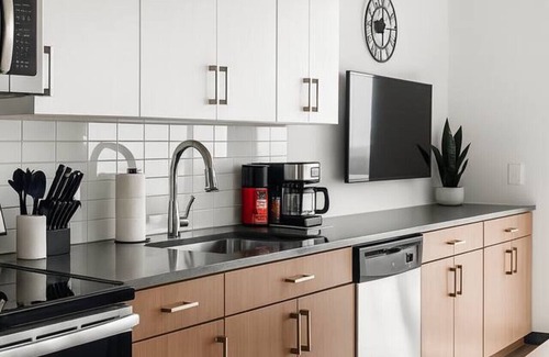 Five Points South Apartment | Bright + Airy Studio | Perfect City Escape 9