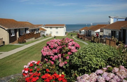 Westleigh Ski Chalet | Bright and Airy 2 Bedroom Chalet By The Sea